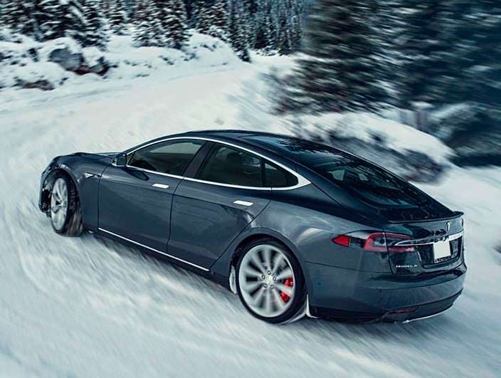Зимние фотографии Tesla Model S P85D
