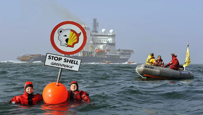 Суд заставил Greenpeace выплатить штраф за блокаду судна Shell
