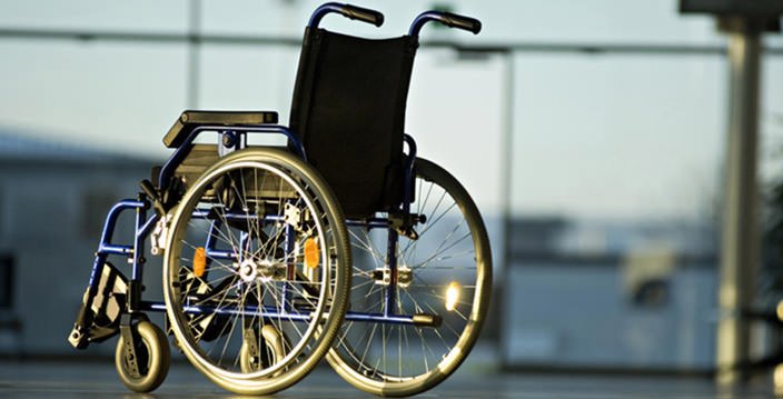 Мужчину с параличем обеих ног научили ходить без экзоскелета