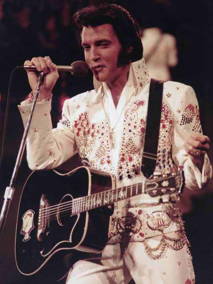 Элвис Пресли с гитарой Gibson Ebony Dove в 1975 году