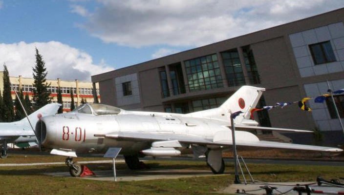Албания выставляет на аукцион боевые самолеты СССР | цена