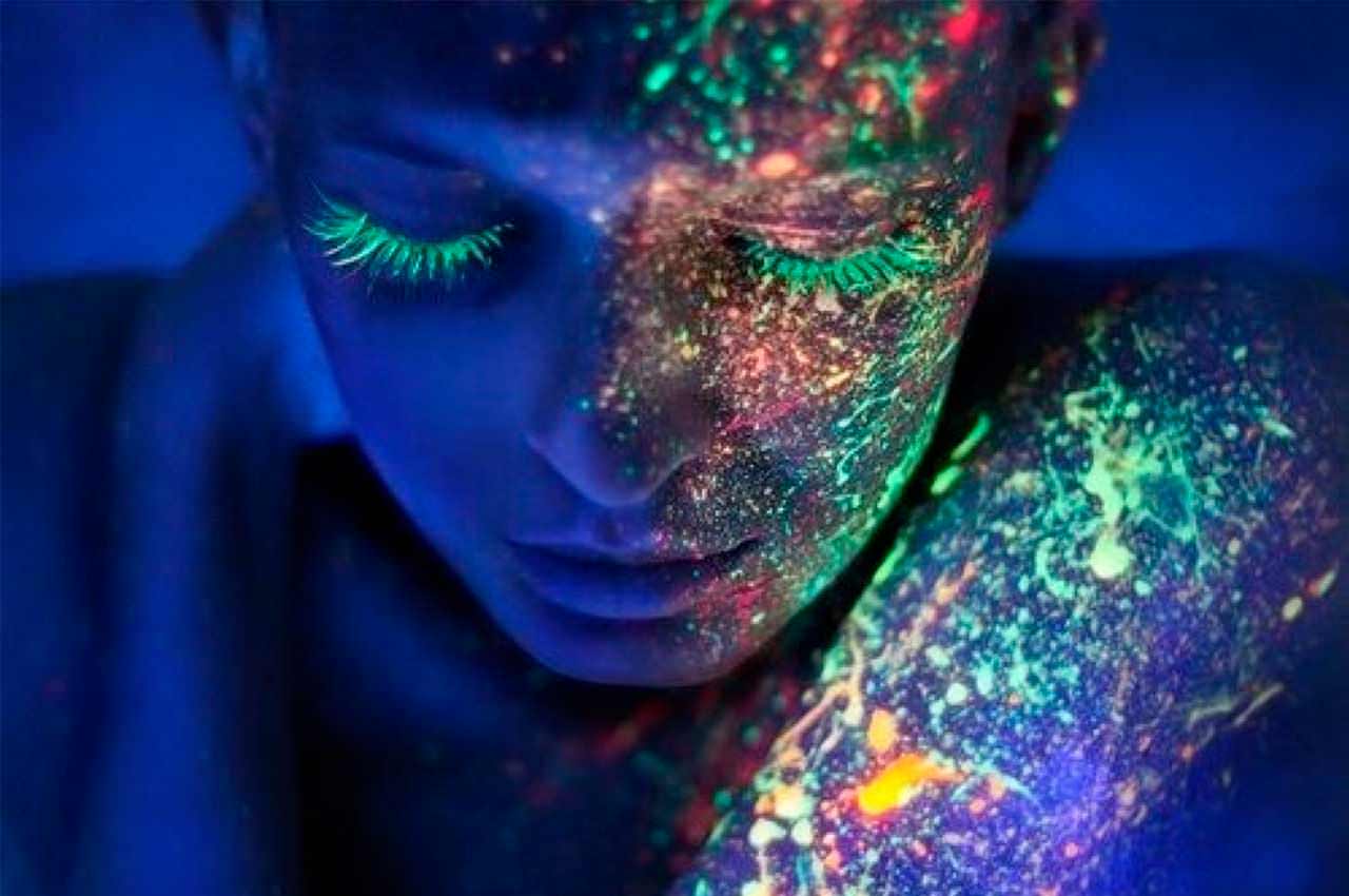 Флуоресцентная краска на лице