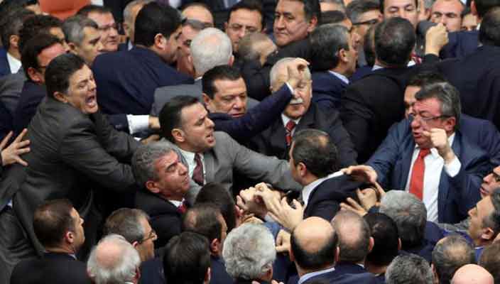 Драка в парламенте Турции из-за конституционных реформ | видео