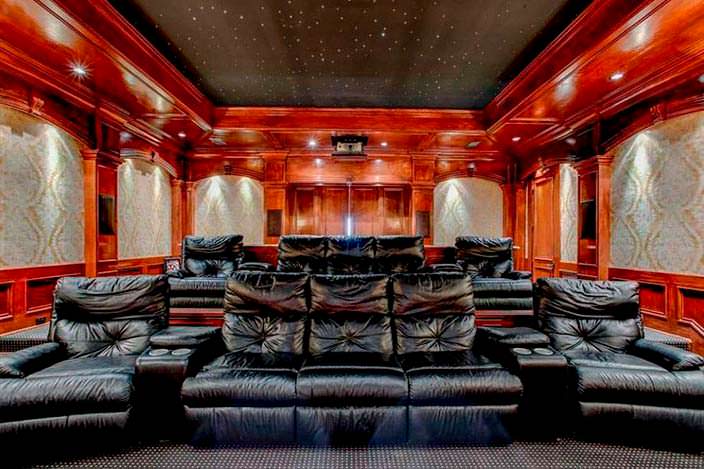 Вип-кинотеатр с диванами