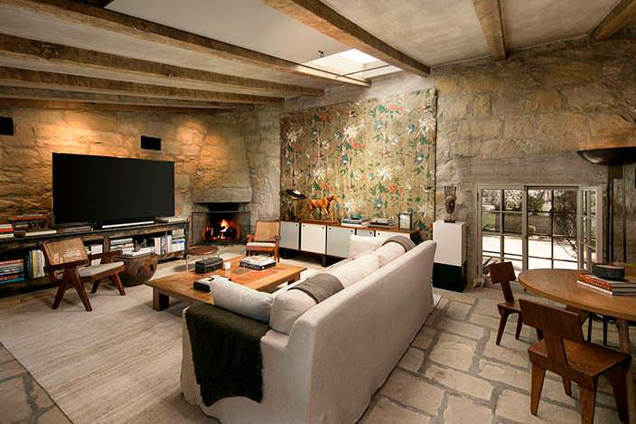 Дизайн гостиной с каменными стенами