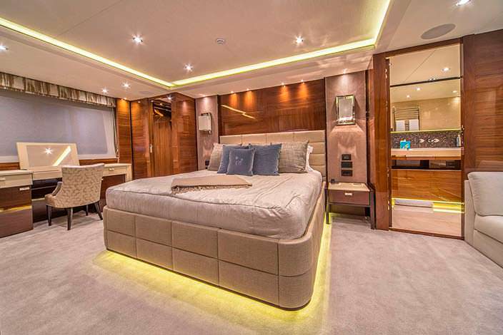 Кровать двуспальная с подсветкой в каюте яхты Anka