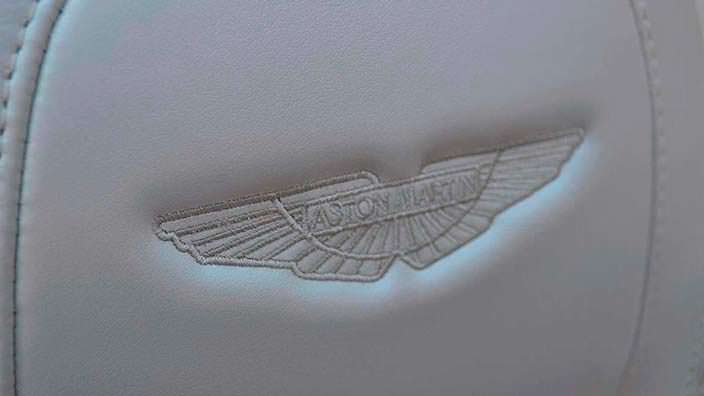 Логотип Aston Martin на спинке сиденья