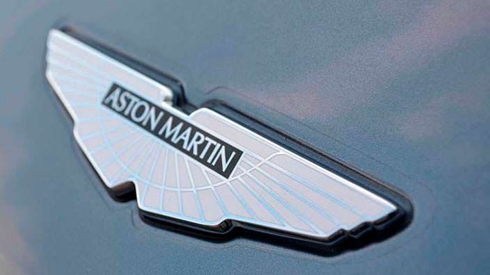 Фото | Логотип Aston Martin на капоте Vanquish