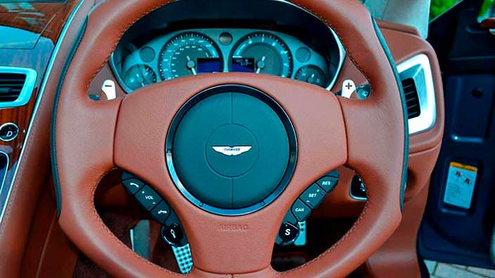 Фото | Руль Aston Martin Vanquish Volante AM37