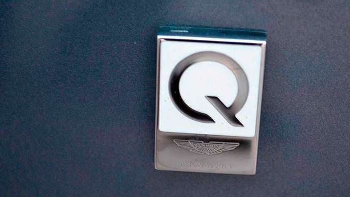 Фото | Логотип Q в салоне Aston Martin Vanquish Volante AM37