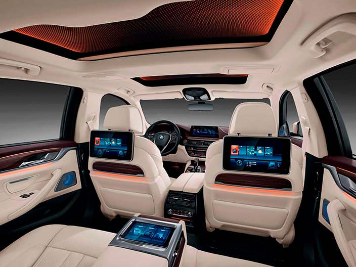 Салон BMW 5-Series Li: мониторы для задних сидений