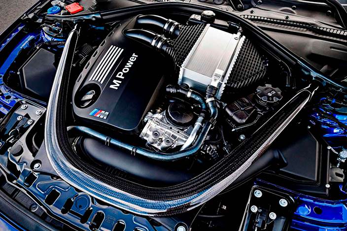 Двигатель 3,0-литра V6 с турбонаддувом под капотом BMW M4 CS
