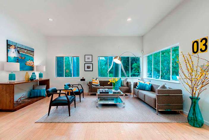 Фото | Дизайн комнаты с двумя диванами в доме Джареда Лето