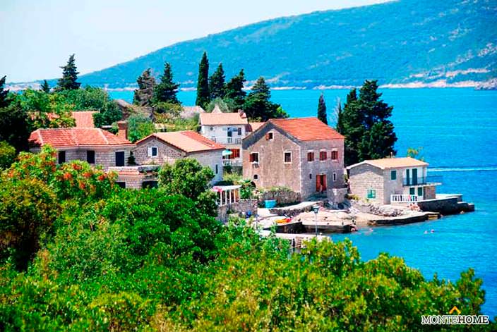 Такие дома в Черногории на берегу моря купите в MonteHome