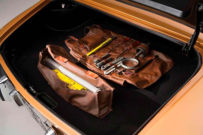 Фото | Сумка с инструментами в багажнике Ferrari 330 GTC
