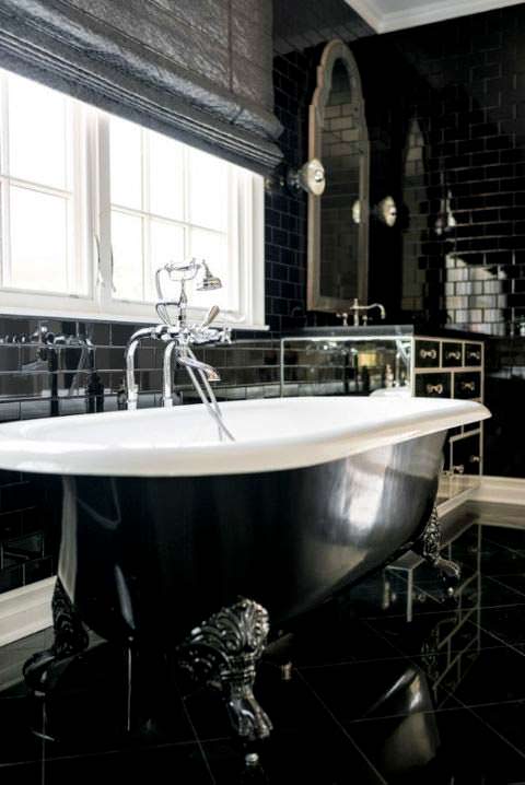 Фото | Черно-белый дизайн ванной комнаты дома Кайли Дженнер
