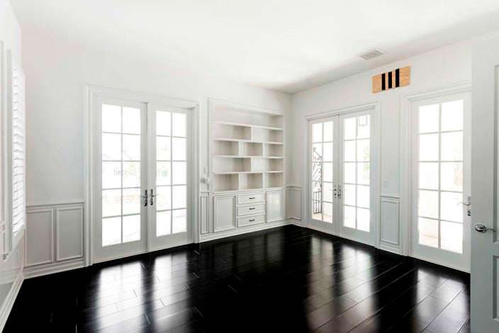 Фото | Черно-белый дизайн комнаты в калифорнийском доме
