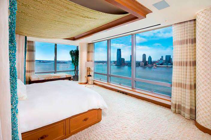 Фото | Спальня с панорамным видом на Гудзон