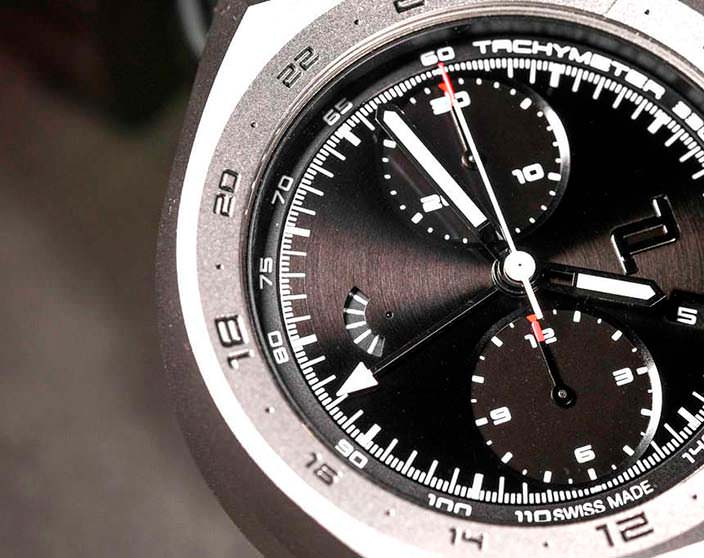 Часы в титановом корпусе Porsche Design Monobloc Actuator Chronograph