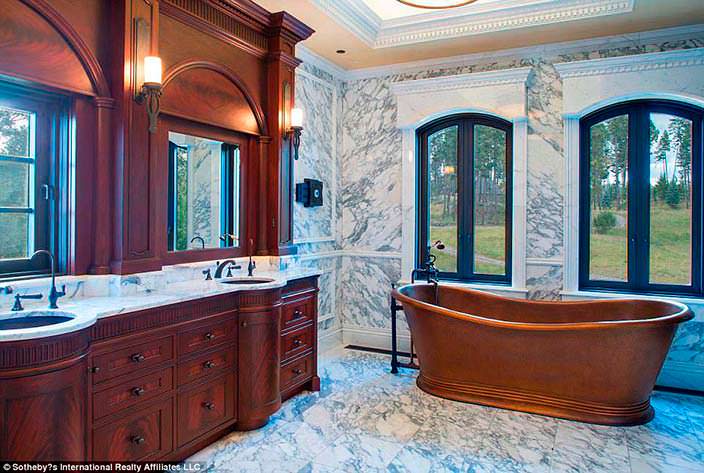 Дизайн ванной комнаты: мрамор и дерево