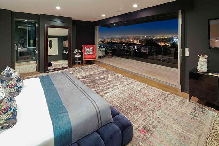 Панорамная спальня в доме Гарри Стайлса в Лос-Анджелесе