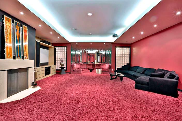Фото | Розовый ковер в комнате с камином в доме Принса