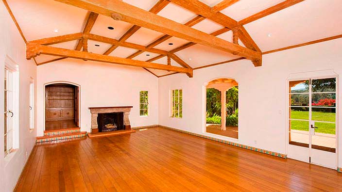 Деревянный потолок с балками в дизайне комнаты
