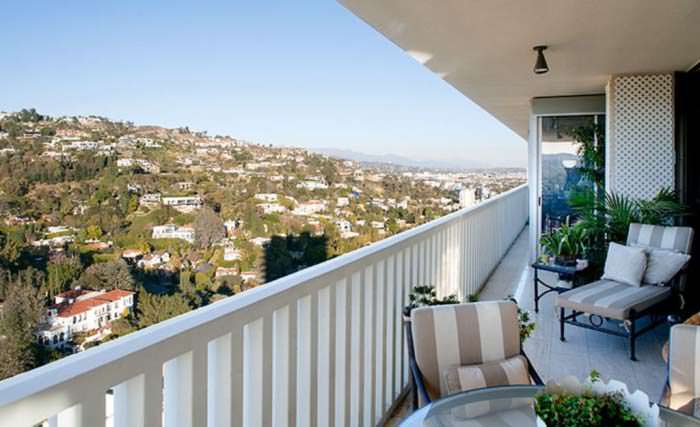Узкий балкон с панорамным видом на многомиллионные дома