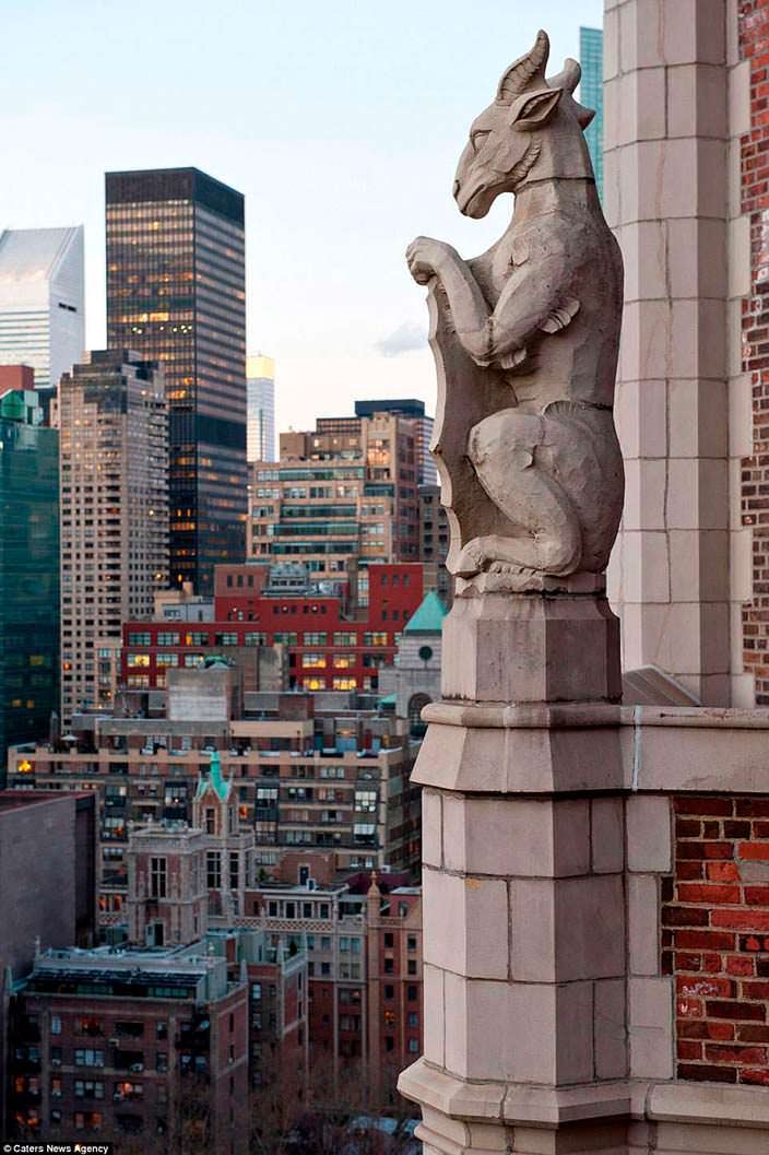 Готическая терраса с горгульями на Манхэттене