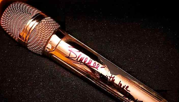 Позолоченный микрофон Бейонсе продан на аукционе за $11 000