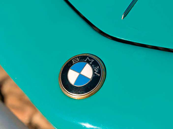 Логотип BMW на капоте родстера 507