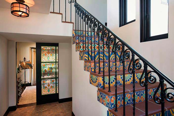 Дизайн лестницы в доме в колониальном стиле