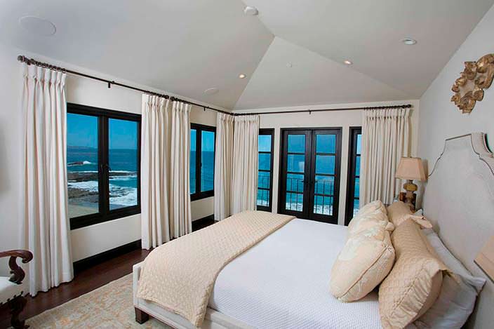 Спальня с панорамным видом на Тихий океан в доме Дайан Китон