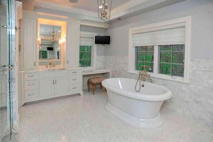 Мраморный дизайн ванной комнаты в доме Кристин Каваллари
