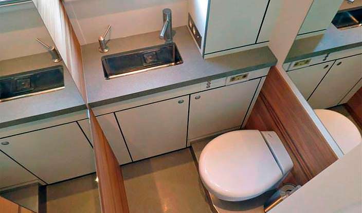 Туалет с душевой кабиной в салоне Action Mobil XRS 7200