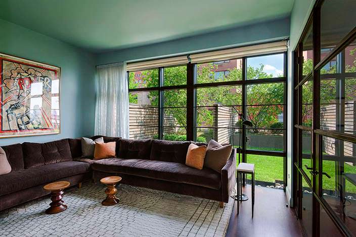 Большой угловой диван в дизайне комнаты квартиры Джона Бон Джови