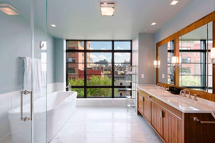 Дизайн ванной комнаты с мраморным полом в квартире Бон Джови
