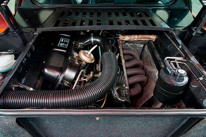 3,5-литровый двигатель V6 под капотом BMW M1