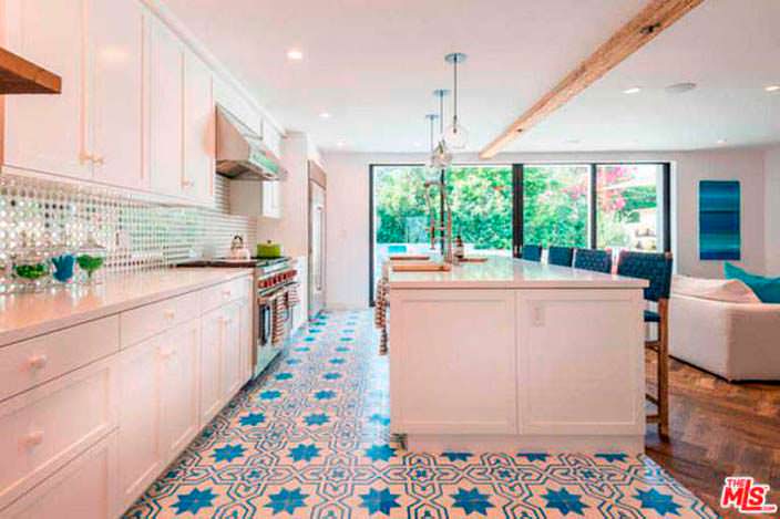 Дизайн кухни с мозаичной плиткой в доме Лены Хеди