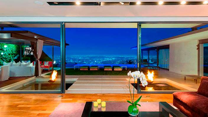 Гостиная с панорамным видом на Голливуд в доме Мэттью Перри
