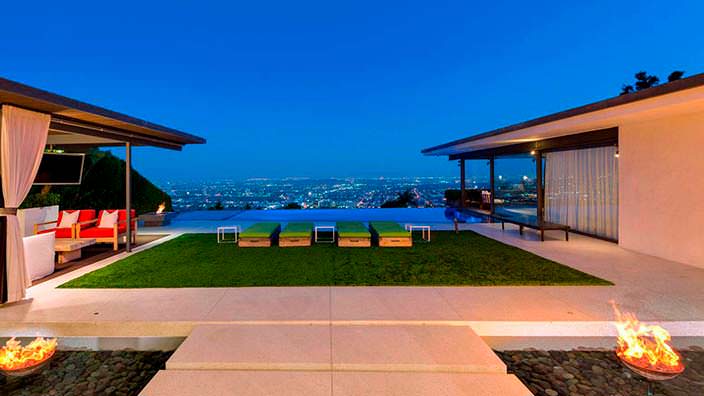 Панорамный вид на Лос-Анджелес с террасы дома Мэттью Перри