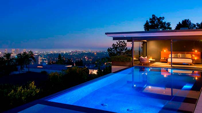 Пейзажный бассейн с видом на Лос-Анджелес