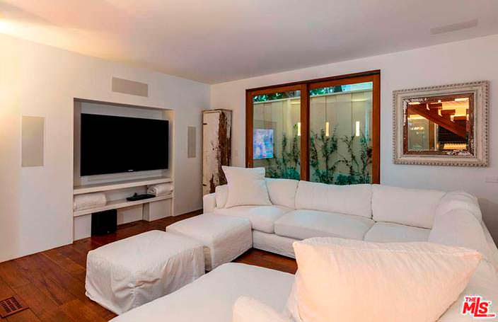 Телевизор в дизайне гостиной с угловым диваном