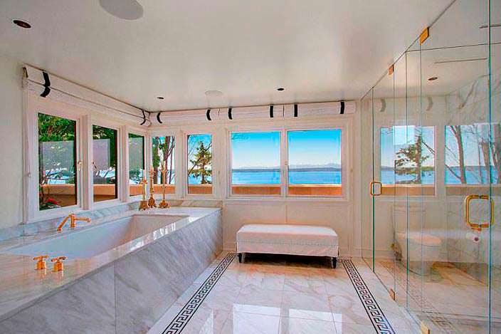 Дизайн мраморной ванной комнаты с видом на залив Эллиот
