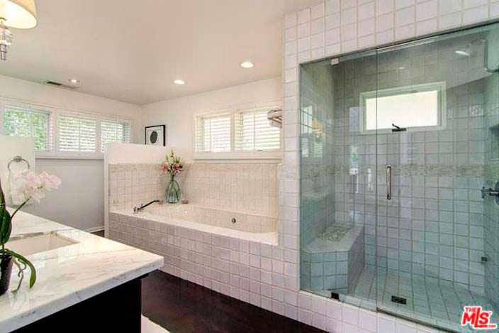 Ванная комната с душевой кабиной за прозрачной стеной