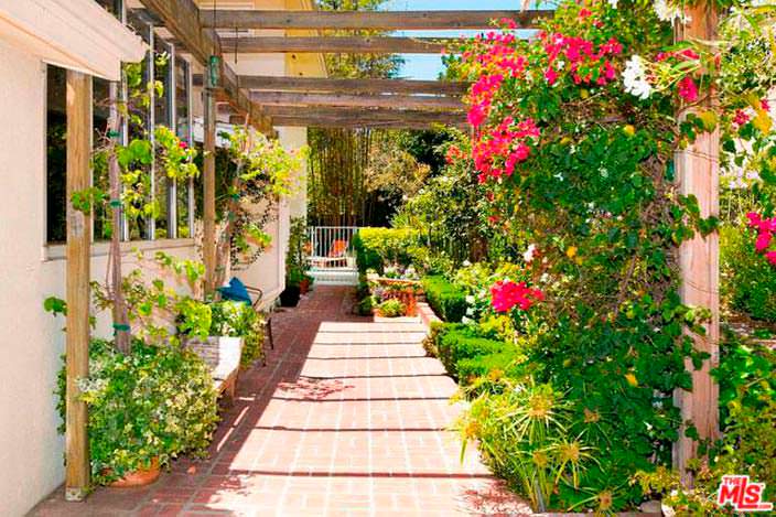 Цветочный сад у дома Винса Вона в Голливуде