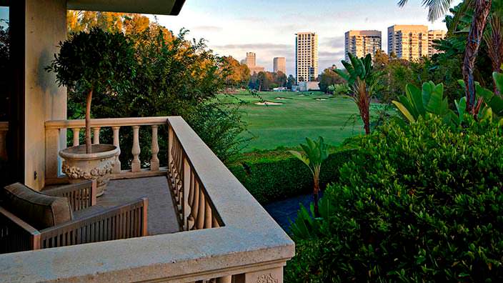 Вид на гольф-клуб с балкона дома Адама Левина в Калифорнии