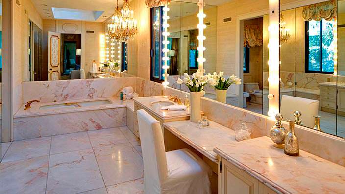 Шикарный дизайн ванной в доме Адама Левина в Холмби-Хиллз