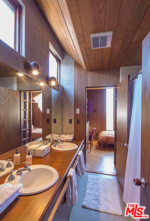 Дизайн ванной комнаты в доме из кедра и бетона