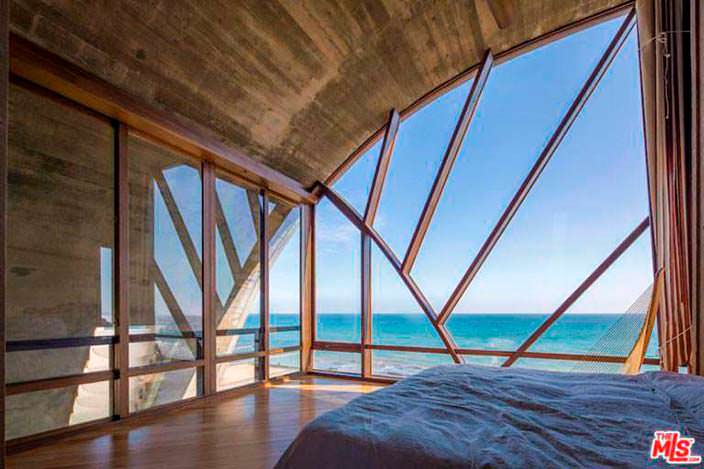 Спальня с панорамным видом на Тихий океан в Малибу